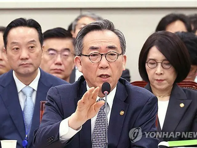 国会で開かれた国政監査で答弁する＝７日、ソウル（聯合ニュース）