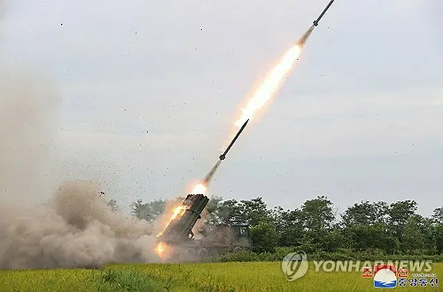 北朝鮮が今年８月に公開した２４０ミリ放射砲の試験射撃の様子＝（朝鮮中央通信＝聯合ニュース）≪転載・転用禁止≫