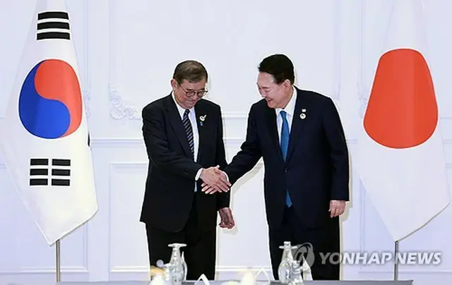 首脳会談で握手を交わす韓国の尹大統領（右）と日本の石破首相＝１０日、エンチャン（聯合ニュース）