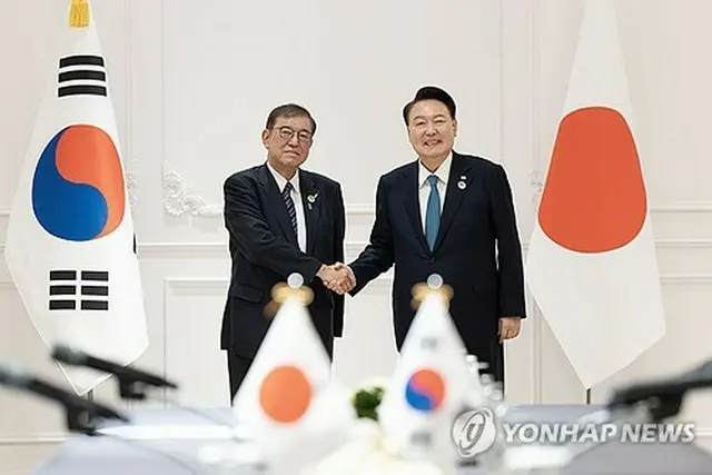 首脳会談で握手を交わす韓国の尹大統領（右）と日本の石破首相＝１０日、エンチャン（聯合ニュース）