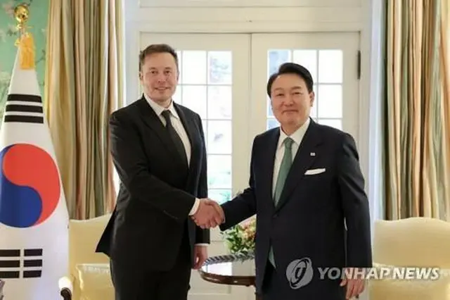 韓国の尹錫悦（ユン・ソクヨル）大統領（右）とスペースＸを率いる米起業家イーロン・マスク氏（資料写真）＝（聯合ニュース）