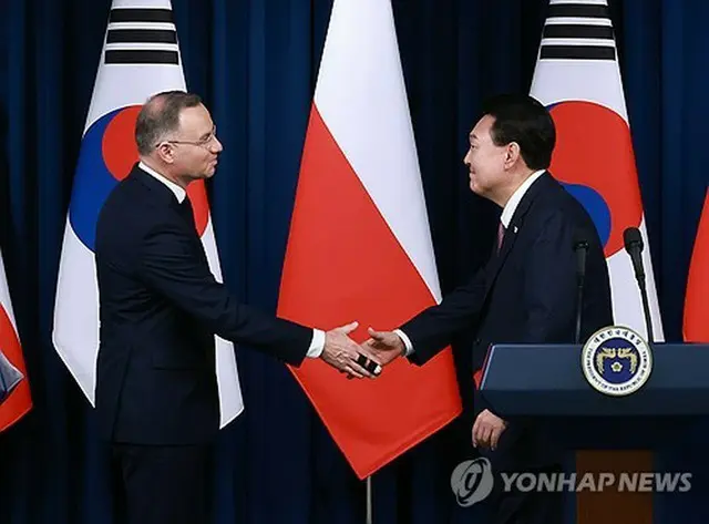 握手を交わす尹大統領とドゥダ大統領＝２４日、ソウル（聯合ニュース）