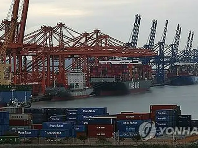 南部・釜山港のコンテナ運搬船＝（聯合ニュース）