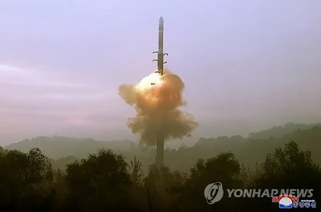 北朝鮮の朝鮮中央通信は１日、金正恩（キム・ジョンウン）国務委員長（朝鮮労働党総書記）の現地指導の下、先月３１日に行われた新型の大陸間弾道ミサイル（ＩＣＢＭ）「火星１９」の発射実験が成功したと報じた=（朝鮮中央通信＝聯合ニュース）≪転載・転用禁止≫
