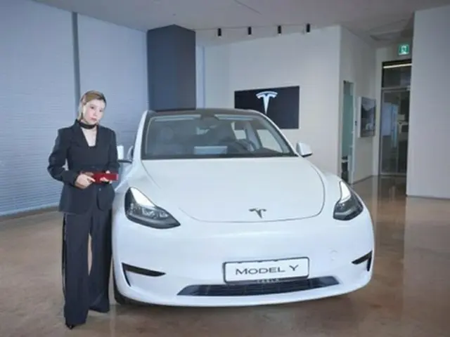 テスラ「モデルＹ」の横に立つキム・イェジさん（マネジメント会社提供）＝（聯合ニュース）≪転載・転用禁止≫