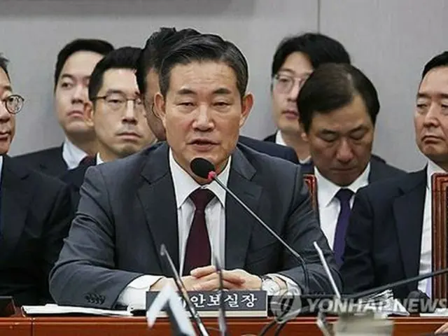 国政監査で質問に答える申源湜（シン・ウォンシク）国家安保室長＝１日、ソウル（聯合ニュース）