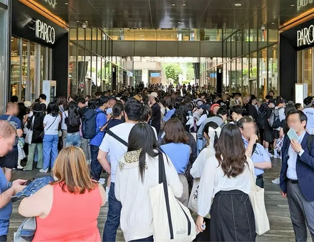 渋谷パルコの開店を待つ人たち（現代百貨店提供）＝（聯合ニュース）≪転載・転用禁止≫
