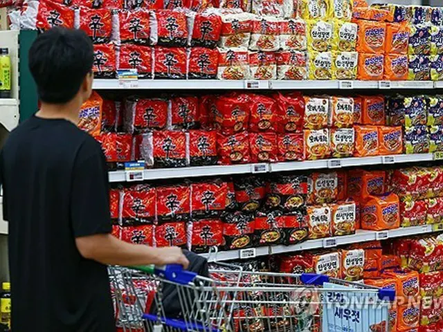 ソウル市内の大型スーパーで販売されている即席麺（資料写真）＝（聯合ニュース）