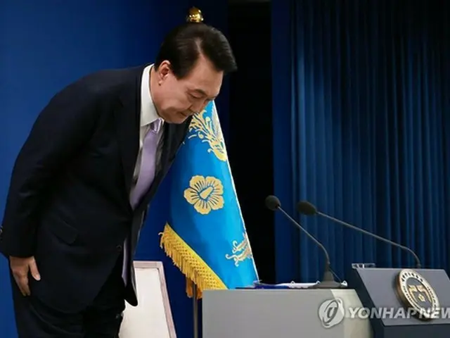 頭を下げて国民に謝罪する尹錫悦（ユン・ソクヨル）大統領＝７日、ソウル（聯合ニュース）