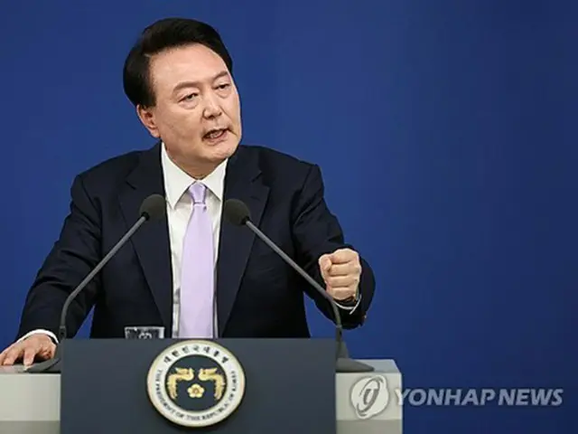 記者会見を行う尹大統領＝７日、ソウル（聯合ニュース）