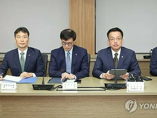 会議で発言する崔氏（右から２人目、共同取材）＝８日、ソウル（聯合ニュース）