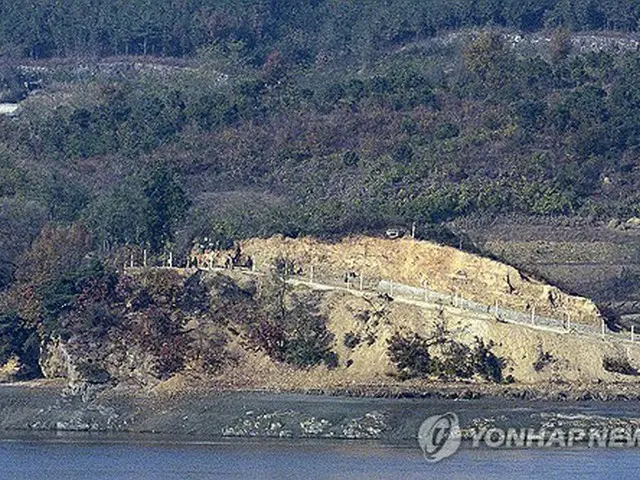 南北軍事境界線に近い京畿道・坡州の烏頭山統一展望台から眺めた北朝鮮側＝１２日、坡州（聯合ニュース）