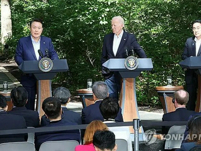 ２０２３年８月１８日、米ワシントン近郊の大統領山荘キャンプデービッドで共同記者会見を行う（左から）韓国の尹錫悦大統領、米国のバイデン大統領、日本の岸田文雄首相＝（聯合ニュース）