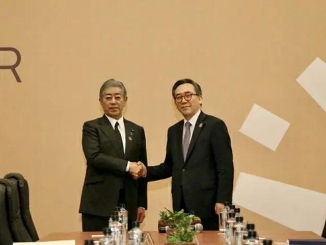 韓国の趙兌烈・外交部長官（右）と日本の岩屋毅外相（外交部提供）＝（聯合ニュース）≪転載・転用禁止≫