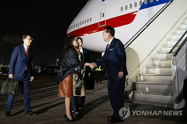 ペルーの首都リマに到着した韓国の尹錫悦（ユン・ソクヨル）大統領（中央右、共同取材）＝１４日、リマ（聯合ニュース）