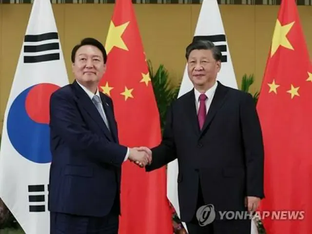 ２０２２年１１月１５日、インドネシアで会談した韓国の尹錫悦大統領（左）と中国の習近平国家主席＝（聯合ニュース）