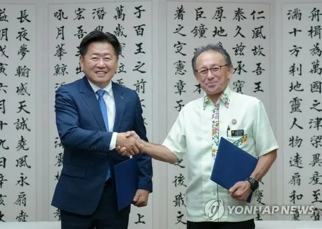 呉怜勲・済州道知事（左）と玉城デニー沖縄県知事（済州道提供）＝（聯合ニュース）≪転載・転用禁止≫