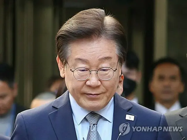 判決後、ソウル中央地裁を後にする「共に民主党」の李在明代表＝１５日、ソウル（聯合ニュース）