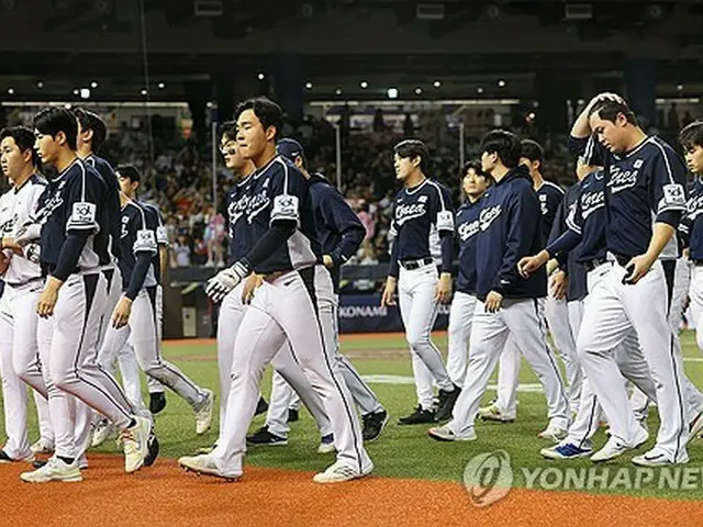 日本に敗れ肩を落とす韓国の選手たち＝１５日、台北（聯合ニュース）