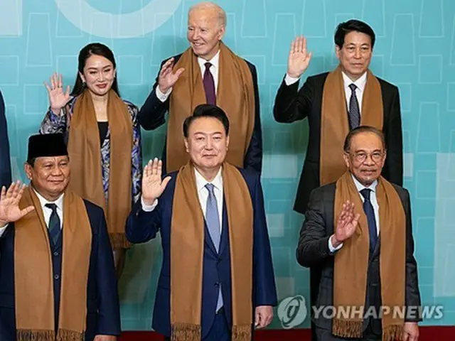 ＡＰＥＣ首脳会議に出席した各国首脳と記念撮影する韓国の尹錫悦大統領（前列中央）＝１６日、リマ（聯合ニュース）