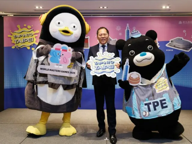 左からイベントアンバサダーPengsoo、台北市政府観光伝播局の王秋冬局長、台北市マスコット熊讃