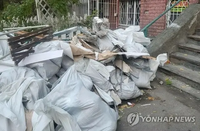 ウクライナの首都キーウでドローン攻撃によって破壊された建物の残骸＝１８日、キーウ（聯合ニュース）