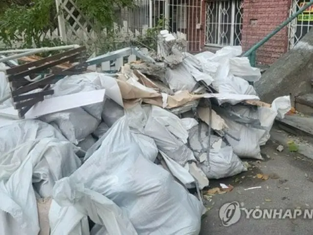 ウクライナの首都キーウでドローン攻撃によって破壊された建物の残骸＝１８日、キーウ（聯合ニュース）
