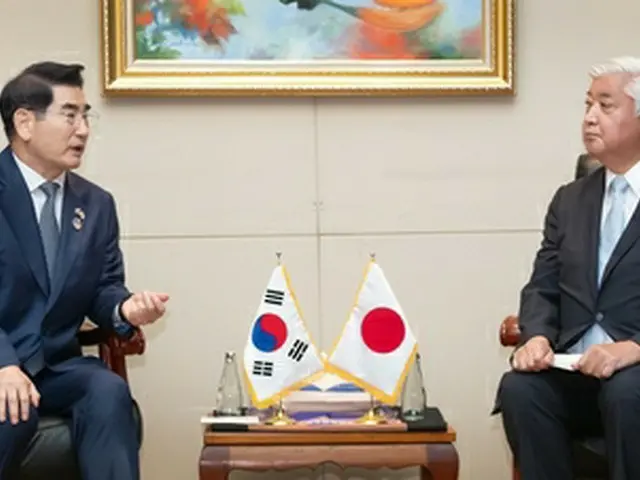 会談する金龍顕氏（左）と中谷氏（国防部提供）＝（聯合ニュース）≪転載・転用禁止≫