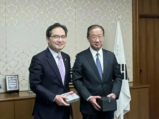 韓国公正取引委員会の韓基貞委員長（左）と日本公正取引委員会の古谷一之委員長（韓国公正取引委員会提供）＝（聯合ニュース）≪転載・転用禁止≫