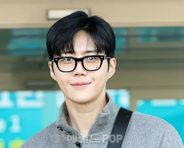 俳優キム・ソンホが、23日午前、海外のグラビア撮影のため、インチョン(仁川)国際空港を通じて、イタリアに出国している。