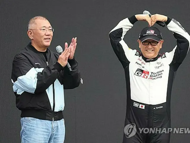 現代Ｎ×トヨタ・ガズー・レーシング・フェスティバルに出席した現代自動車グループの鄭義宣会長（左）とトヨタ自動車の豊田章男会長＝（聯合ニュース）