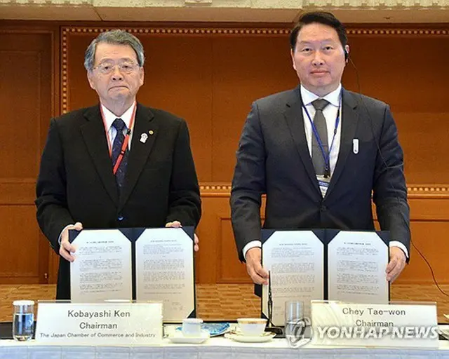 首脳会議で共同声明を発表する大韓商工会議所の崔泰源（チェ・テウォン）会長（ＳＫグループ会長、右）と日本商工会議所の小林健会頭（三菱商事相談役）（大韓商工会議所提供）＝（聯合ニュース）≪転載・転用禁止≫