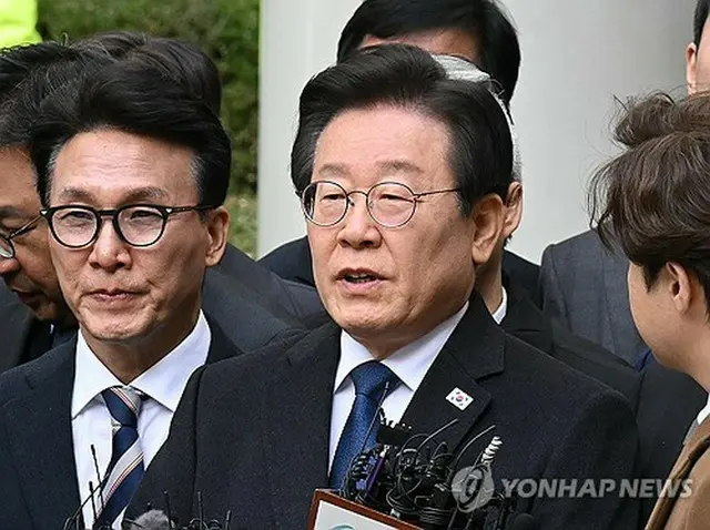 報道陣の質問に答える李在明氏（写真共同取材団）＝２５日、ソウル（聯合ニュース）