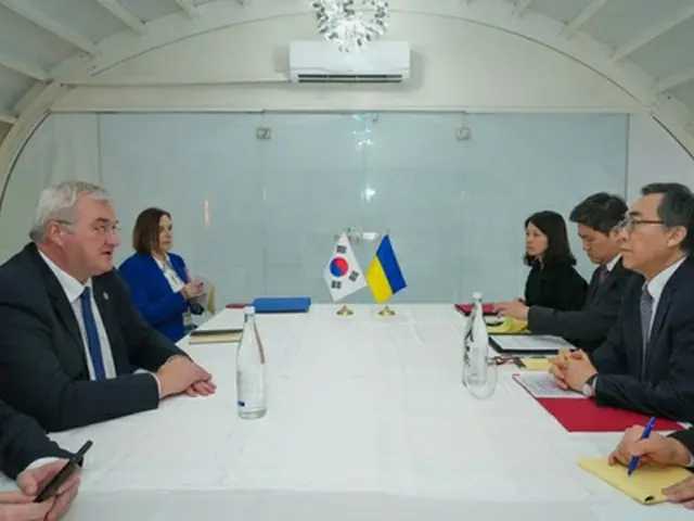 イタリアのローマ近郊で会談する韓国の趙兌烈外交部長官（右）とウクライナのシビハ外相（外交部提供）＝（聯合ニュース）≪転載・転用禁止≫