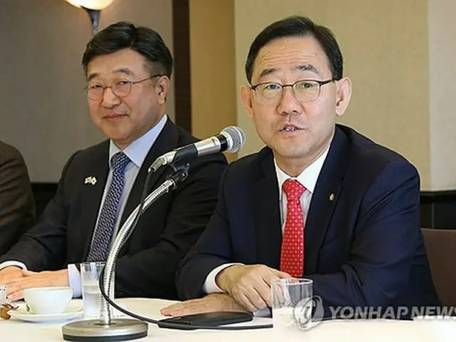 東京都内のホテルで韓国記者団と懇談する韓日議員連盟の朱豪英代表＝２６日、東京（聯合ニュース）