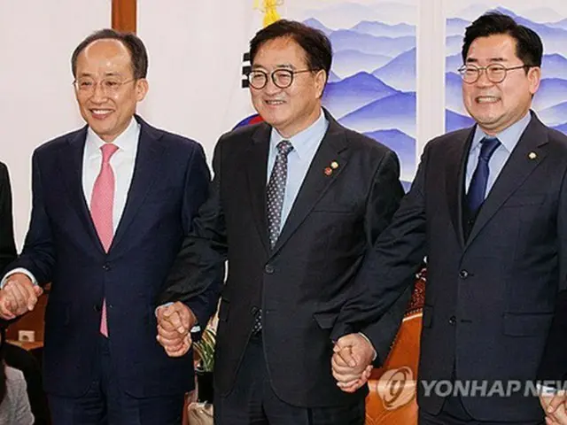 国会で会合を開いた与党「国民の力」の秋慶鎬（チュ・ギョンホ）院内代表（左）と最大野党「共に民主党」の朴贊大（パク・チャンデ）院内代表（右）＝２６日、ソウル（聯合ニュース）