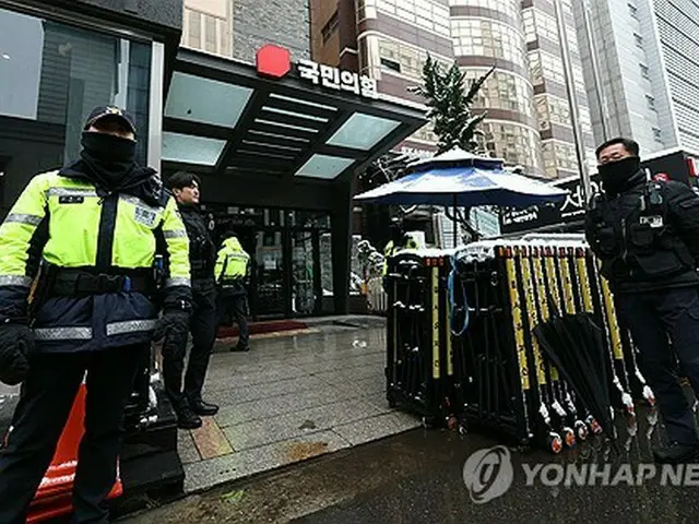 家宅捜索が行われている「国民の力」の本部＝２７日、ソウル（聯合ニュース）