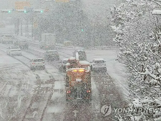 除雪剤を散布する除雪車＝２７日、水原（聯合ニュース）