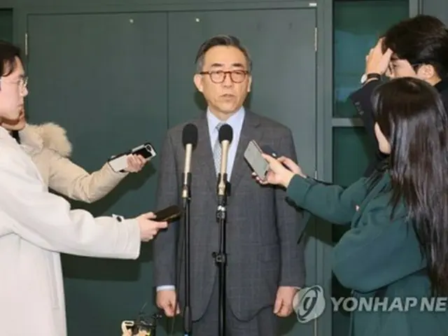 イタリアから帰国し、仁川国際空港で取材に応じる趙兌烈長官＝２７日、仁川（聯合ニュース）