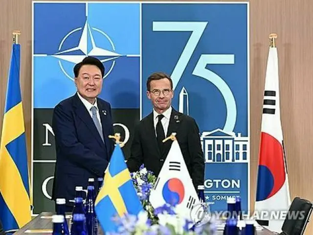 米ワシントンで７月１０日（現地時間）、会談を行った韓国の尹錫悦大統領（左）とスウェーデンのクリステション首相＝（聯合ニュース）