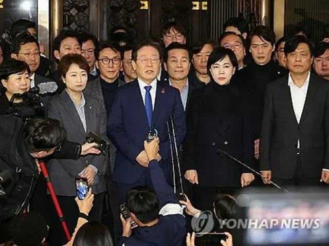 国会が非常戒厳令の解除要求案を可決した後に報道陣の取材に応じる李在明氏＝４日、ソウル（聯合ニュース）