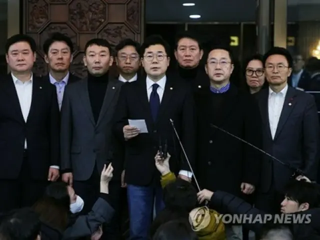 尹大統領の非常戒厳解除を受け、「共に民主党」の立場を表明する同党の朴贊大（パク・チャンデ）院内代表と国会議員＝４日、ソウル（聯合ニュース）