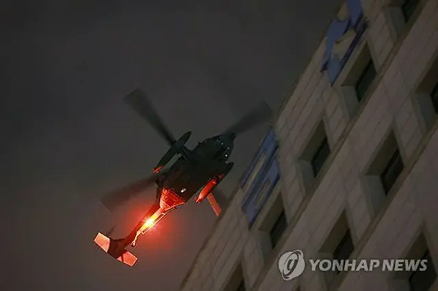 国会があるソウル・汝矣島の上空を飛行する韓国軍のヘリコプター＝４日、ソウル（聯合ニュース）