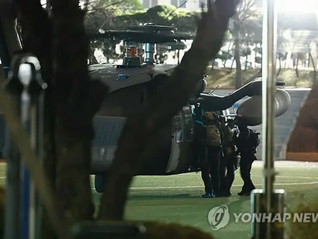 ヘリコプターから国会敷地内に入る戒厳軍＝（聯合ニュース）