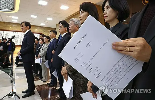 尹大統領の弾劾訴追案を発表する祖国革新党の曺国（チョ・グク）代表＝４日、ソウル（聯合ニュース）
