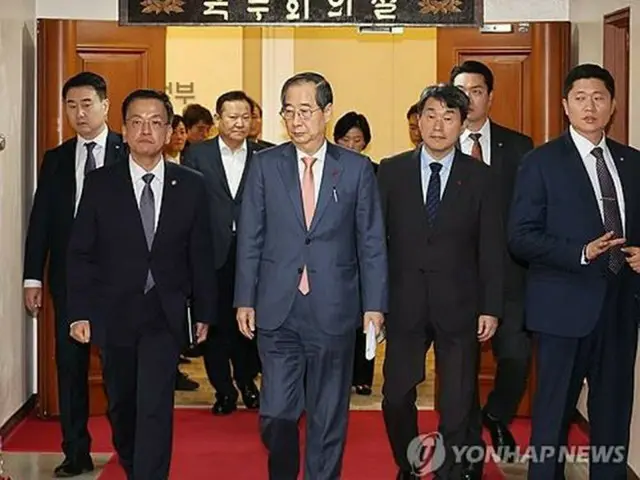 懸案に関する協議を終えた韓首相（中央）＝４日、ソウル（聯合ニュース）