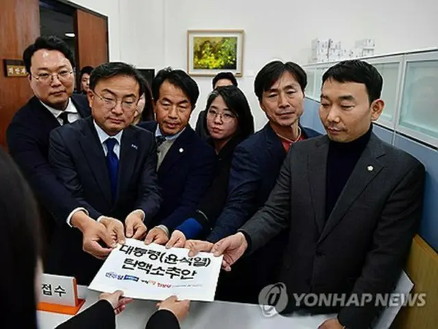 野党６党は４日、尹大統領の弾劾訴追案を国会に提出した＝（聯合ニュース）