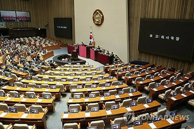尹大統領の弾劾訴追案は５日未明、国会本会議に報告された＝５日、ソウル（聯合ニュース）