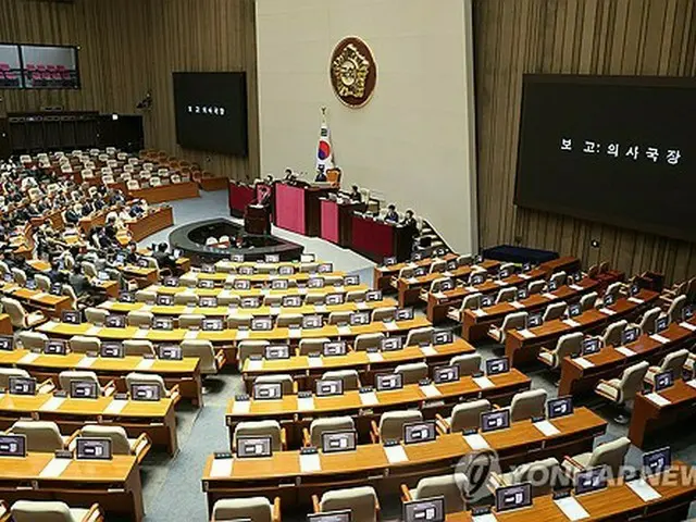尹大統領の弾劾訴追案は５日未明、国会本会議に報告された＝５日、ソウル（聯合ニュース）