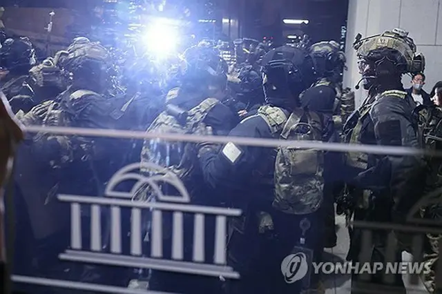 非常戒厳が宣言された３日深夜、国会への進入を準備する戒厳軍＝（聯合ニュース）
